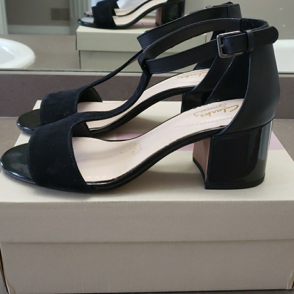 NWT Clark's suede and paton 2" heal👡